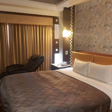 Chateau Motel Kaohsiung Bagian luar foto