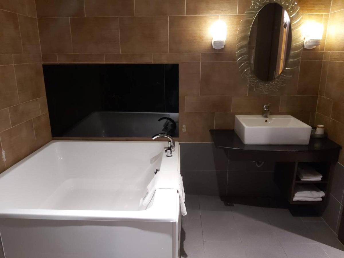 Chateau Motel Kaohsiung Bagian luar foto