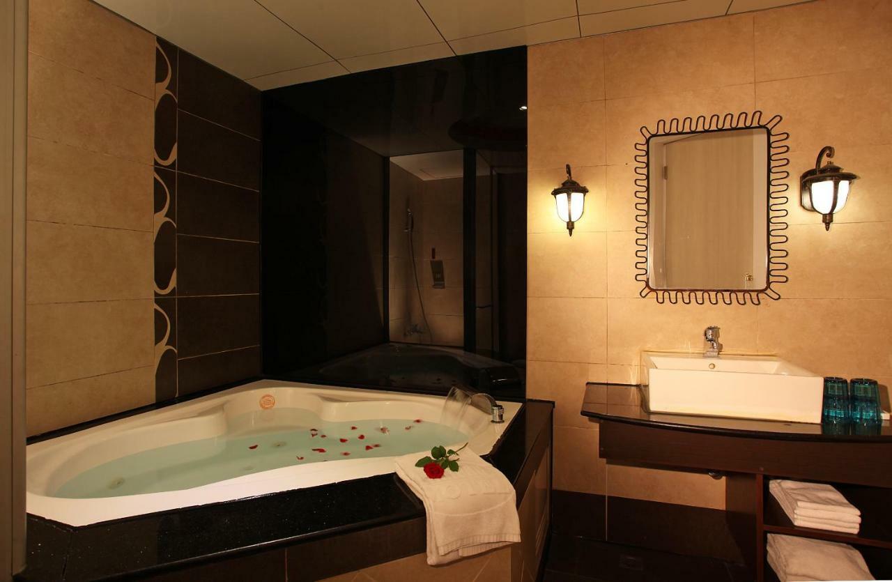 Chateau Motel Kaohsiung Bagian luar foto